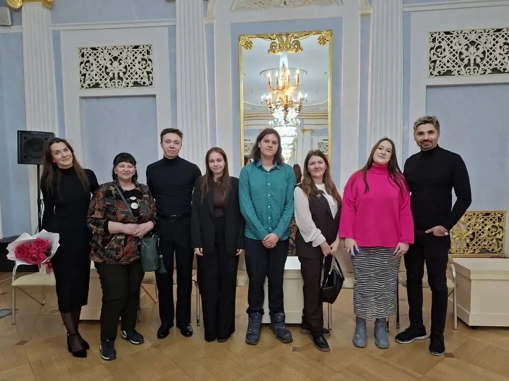 Что делает театр "Мельпомена" между репетициями и показами спектаклей? Ходит в театр на просмотры и обсуждение спектаклей. 