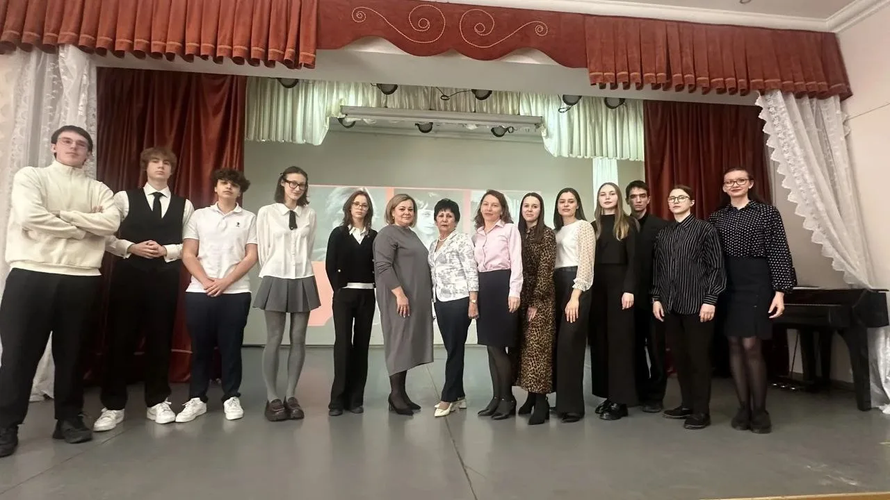 В преддверии Международного женского дня в актовом зале гимназии прошло поэтическое  мероприятие классов «Поэты - женщины блокадного Ленинграда» для обучающихся 7-11 классов.