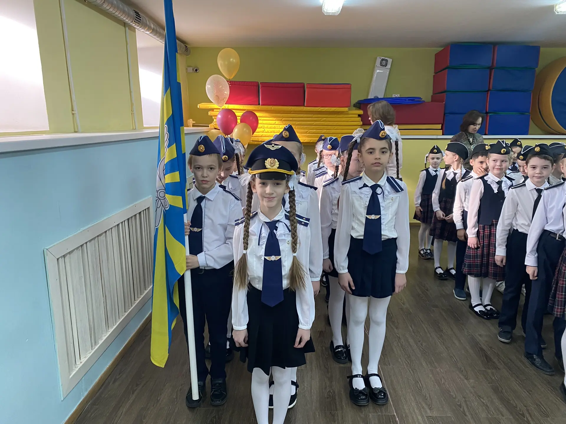 Юные защитники: в начальной школе прошел смотр строя и песни!