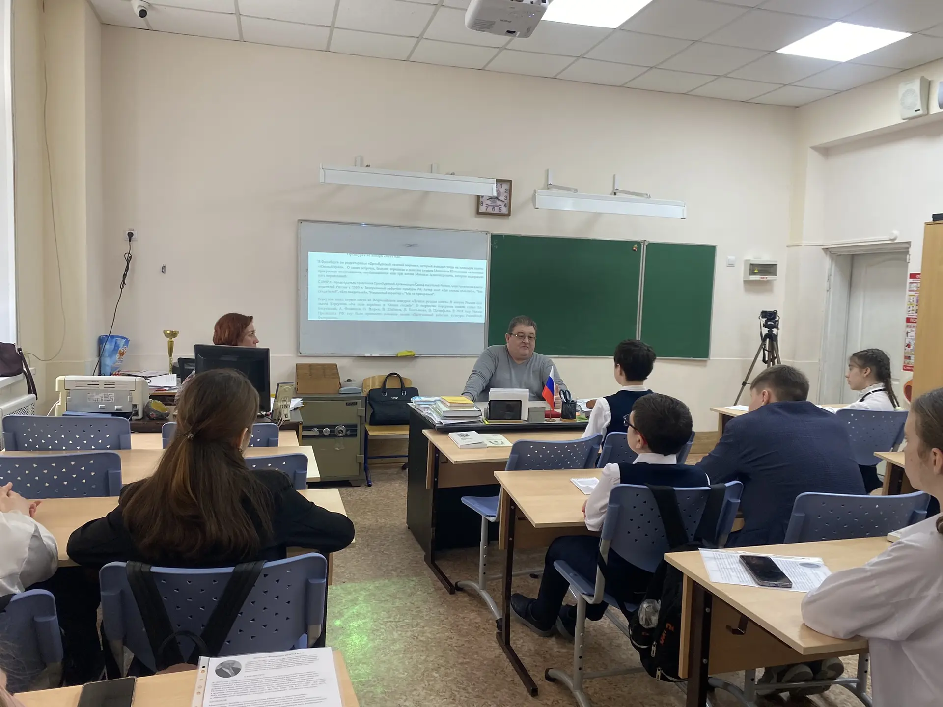 7 марта Дмитрий Анатольевич Сафонов, профессор, доктор исторических наук, заведующий кафедрой истории ОГУ, координатор проекта "Университетский лекторий для старшеклассников", выпускник гимназии № 2, пришел на встречу с участниками проекта "Оренбургский Пегас".