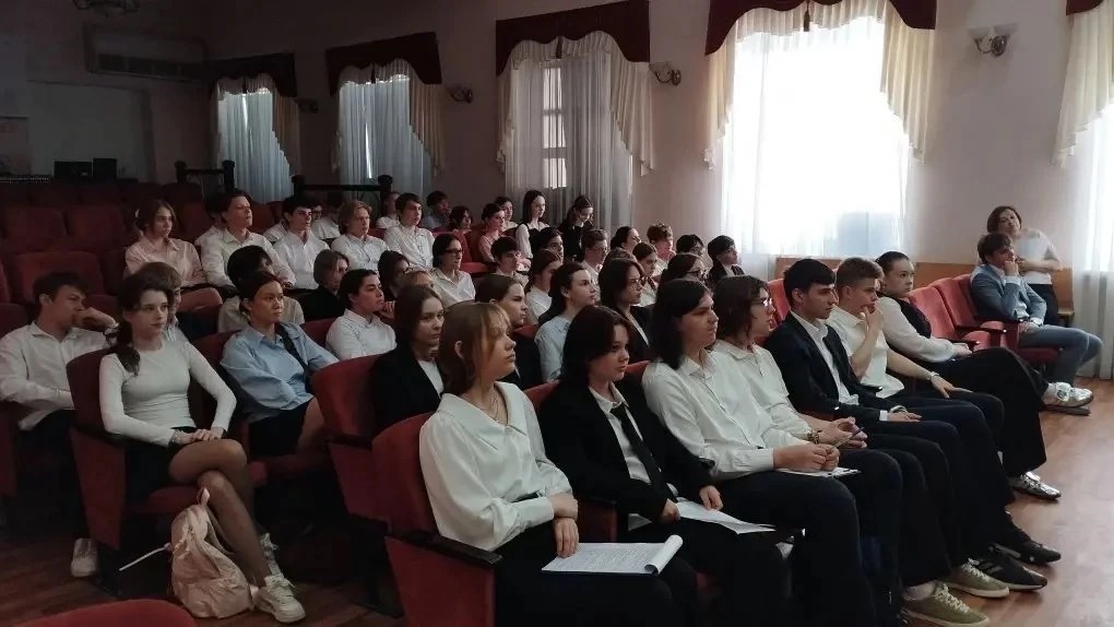 Сегодня, 16 мая 2026 года, в нашей гимназии прошла защита итоговых индивидуальных исследовательских проектов обучающихся 10‑х классов — важное событие учебного года, подводящее итог многомесячной работы старшеклассников. Каждый ученик представил проект, выбранный в соответствии с личными интересами и будущей профессиональной ориентацией.