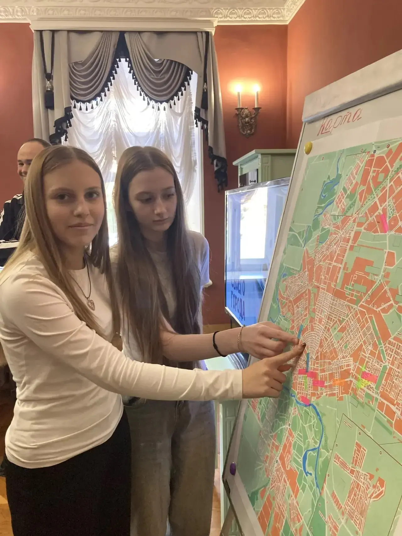 27 февраля ученики 8-х классов побывали на открытии краеведческой лаборатории «Гид своего города» в библитеке им. Крупской..